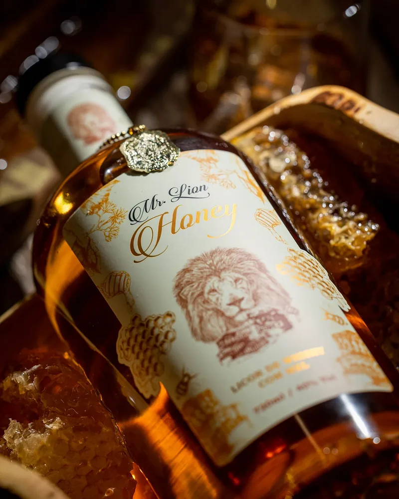 Garrafa de Mr. Lion Honey, com o rótulo do leão em favo de mel