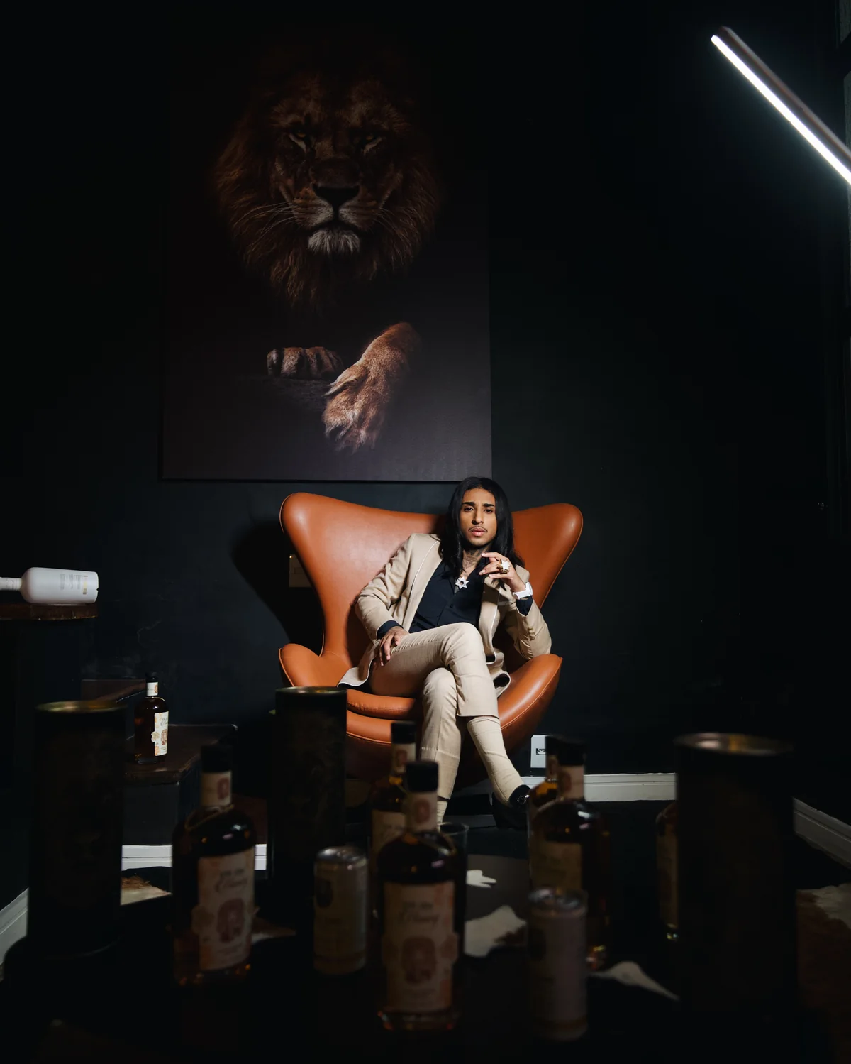 Ambiente da Casa Mr. Lion em luz baixa, com as garrafas da linha em primeiro plano